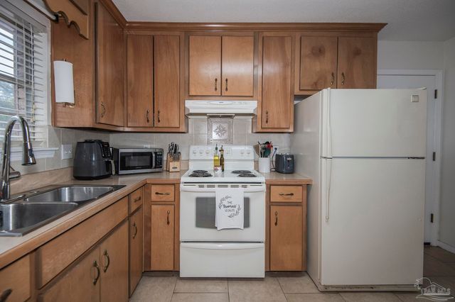 6940 Falcon Dr, Pensacola, FL 32526