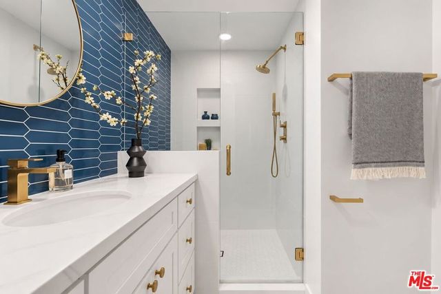 531 N Rossmore Avenue A, Los Angeles, CA 90004