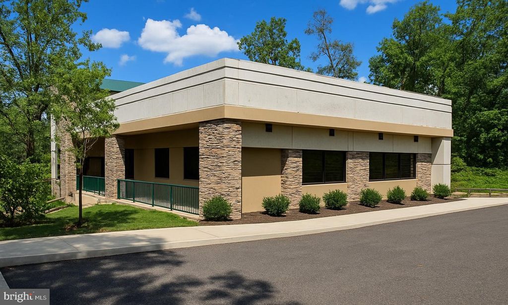3407 W CHESTER PIKE, NEWTOWN SQUARE, PA 19073 — exterior