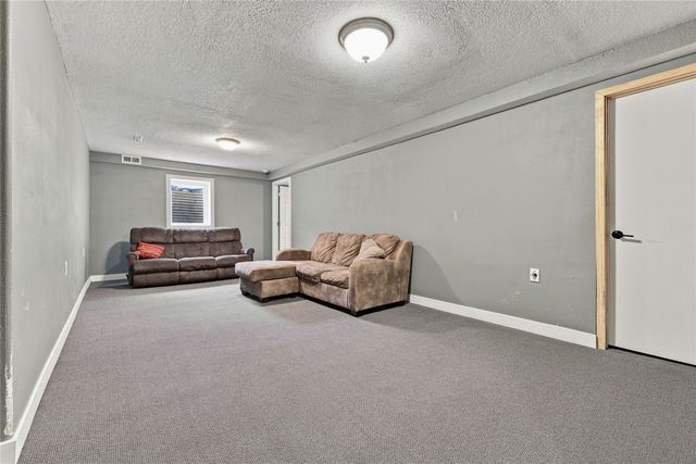 155 Orchard Court, Pleasant Hill, IA 50327