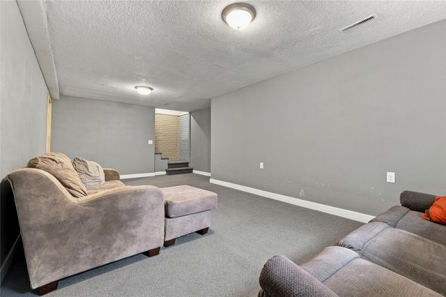 155 Orchard Court, Pleasant Hill, IA 50327