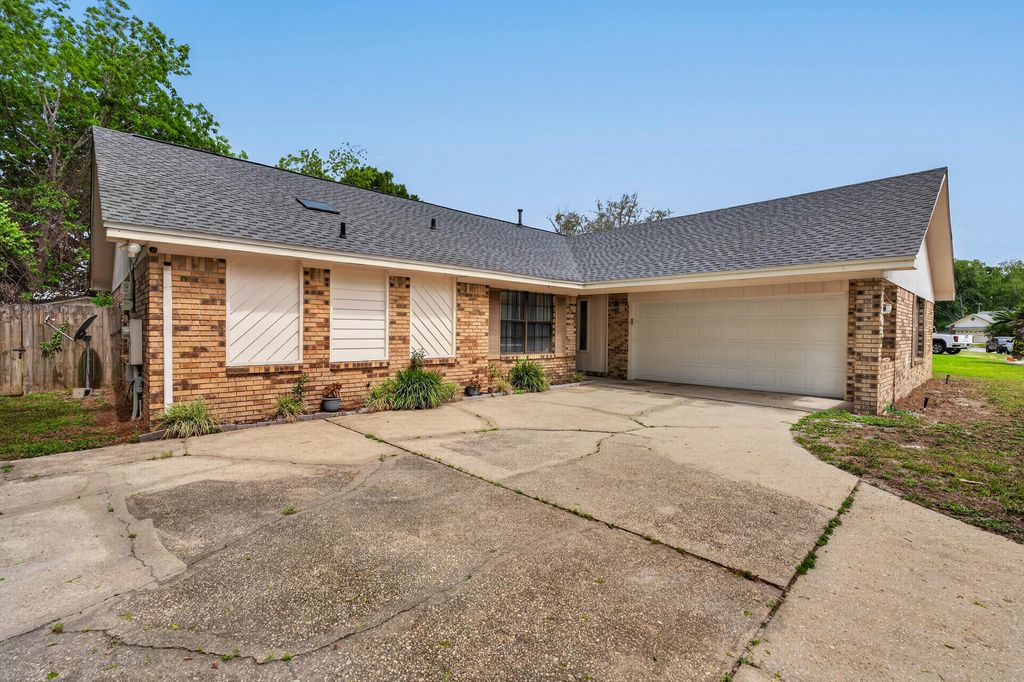 2205 Calle De Marbella, Navarre, FL 32566
