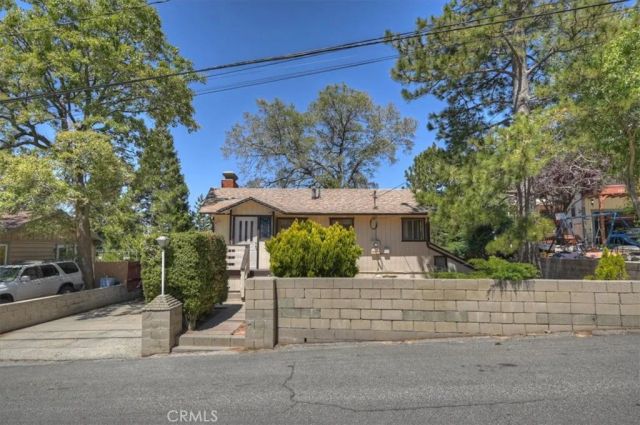 695 Arth Drive, Crestline, CA 92325