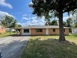 1915 S 10th Street, Rogers, AR 72758