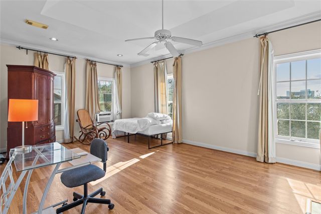 2515 N Macgregor Way, Houston, TX 77004