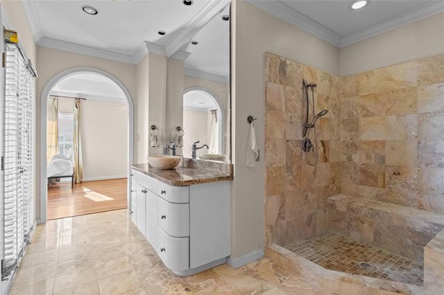 2515 N Macgregor Way, Houston, TX 77004