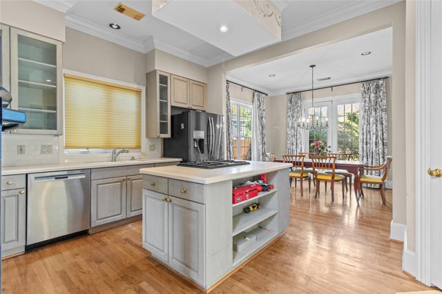 2515 N Macgregor Way, Houston, TX 77004