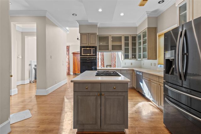 2515 N Macgregor Way, Houston, TX 77004