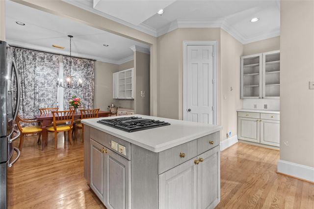 2515 N Macgregor Way, Houston, TX 77004