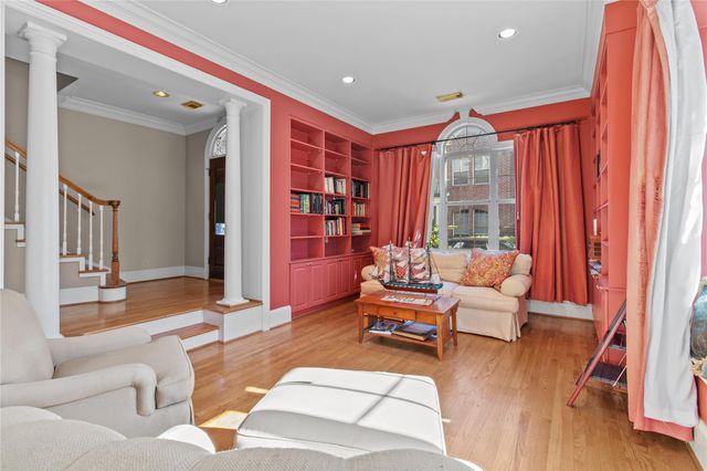 2515 N Macgregor Way, Houston, TX 77004