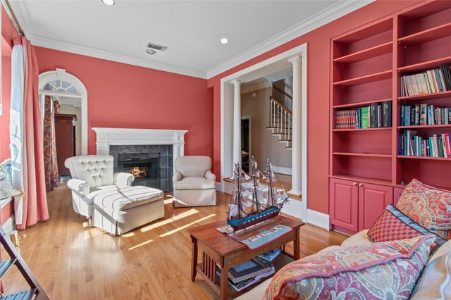 2515 N Macgregor Way, Houston, TX 77004