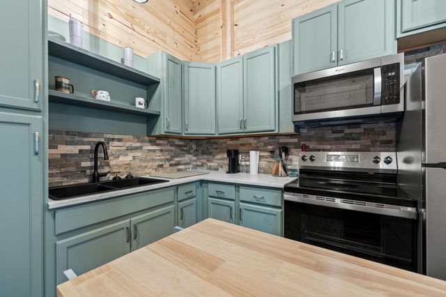 11571 Co Rd E 76 211, Ava, MO 65608