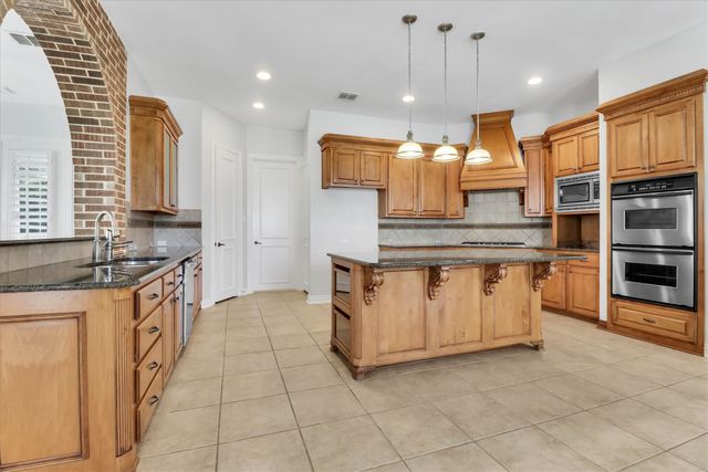 1216 Queen Peggy Lane, Lewisville, TX 75056