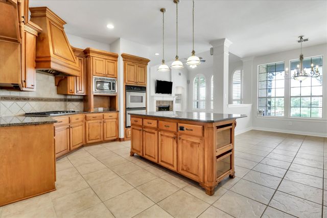 1216 Queen Peggy Lane, Lewisville, TX 75056