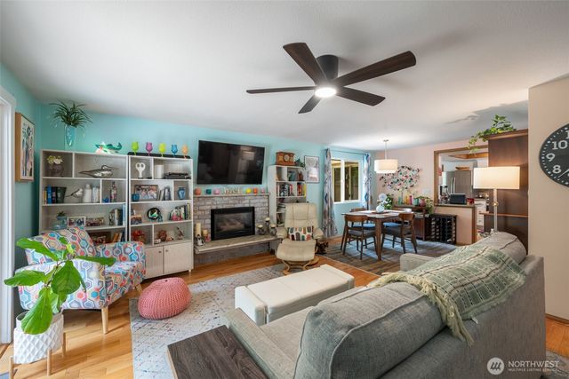 24813 10th Avenue S, Des Moines, WA 98198