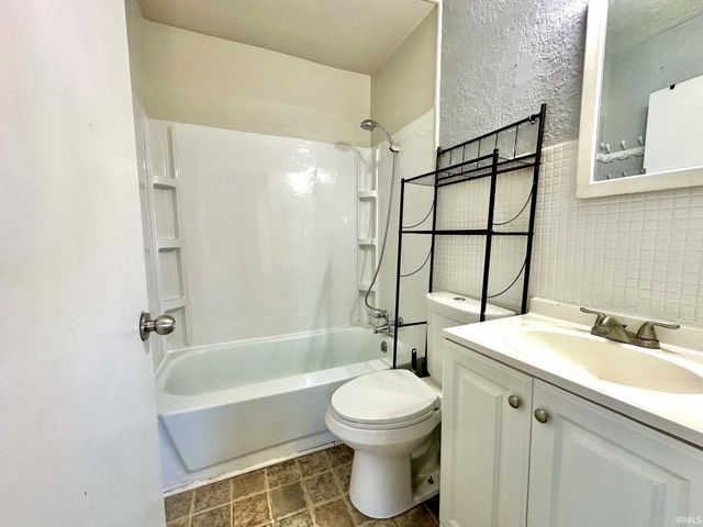 1615 Ravenswood Drive, Evansville, IN 47714