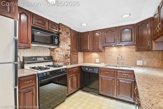 32100 W 9 Mile Road, Farmington, MI 48336