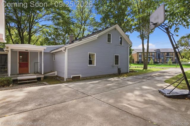 32100 W 9 Mile Road, Farmington, MI 48336