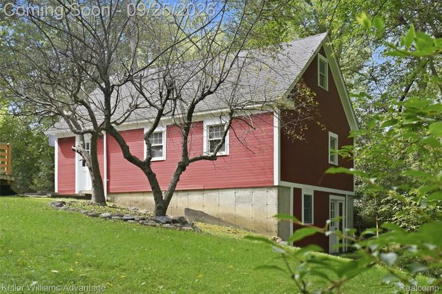 32100 W 9 Mile Road, Farmington, MI 48336