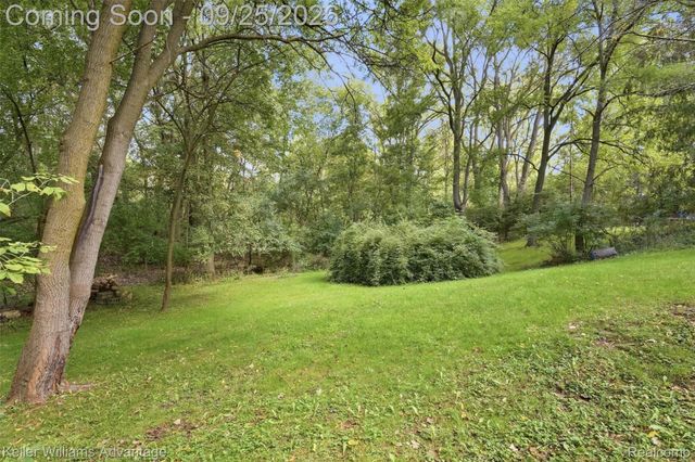 32100 W 9 Mile Road, Farmington, MI 48336