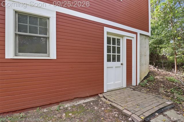 32100 W 9 Mile Road, Farmington, MI 48336
