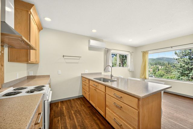 330 E Fir Street, Jacksonville, OR 97530