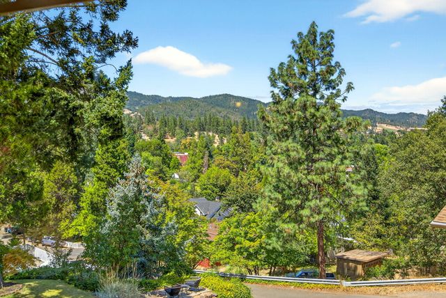 330 E Fir Street, Jacksonville, OR 97530