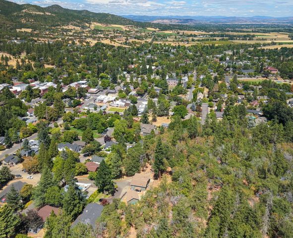 330 E Fir Street, Jacksonville, OR 97530