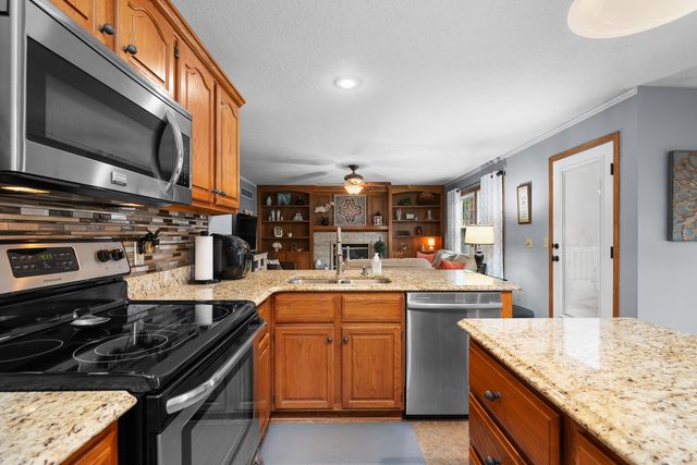 737 W 58th Street, Davenport, IA 52806