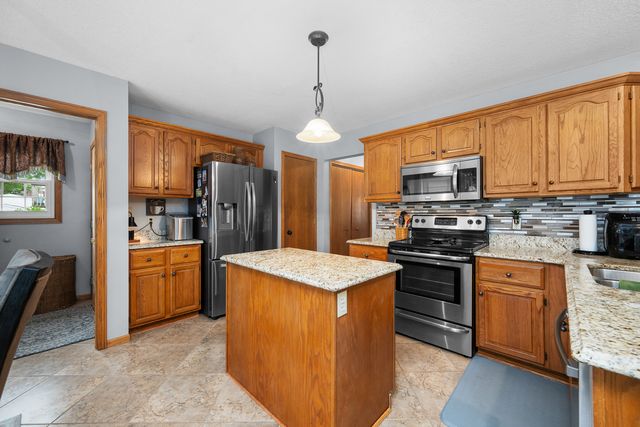 737 W 58th Street, Davenport, IA 52806