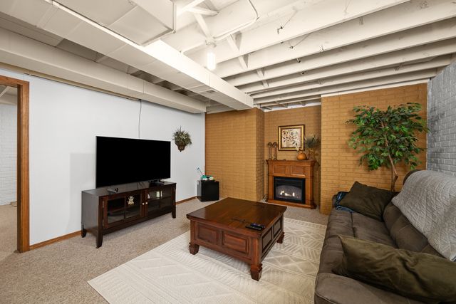 737 W 58th Street, Davenport, IA 52806