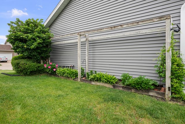 737 W 58th Street, Davenport, IA 52806