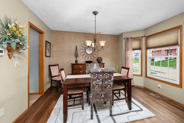 737 W 58th Street, Davenport, IA 52806