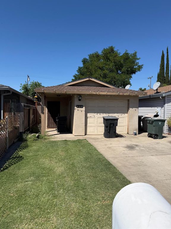 228 N 5th Ave, Oakdale, CA 95361