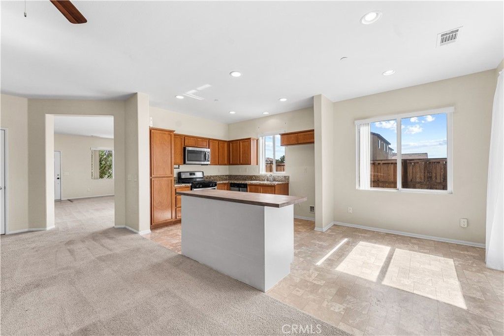 Image 5 of property listing at 3617 Half Dome Avenue, Rosamond, CA 93560