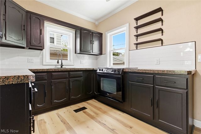 1521 Blossom Park Avenue, Lakewood, OH 44107