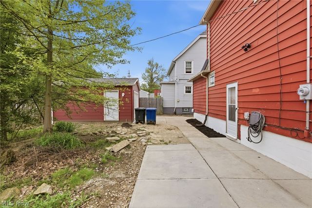 1521 Blossom Park Avenue, Lakewood, OH 44107