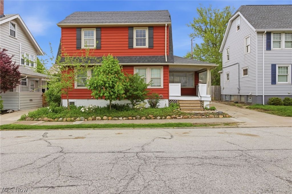 1521 Blossom Park Avenue, Lakewood, OH 44107