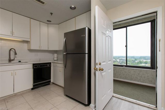 7501 River Rd Apt 17C, Newport News, VA 23607