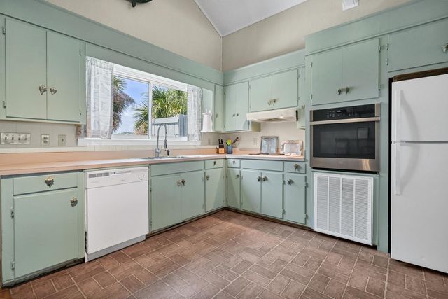 111 Palmetto Boulevard, Edisto Beach, SC 29438