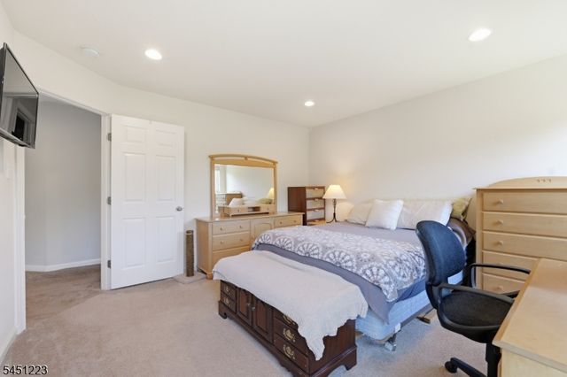 51 Oak Leaf Ln, Tinton Falls Boro, NJ 07712