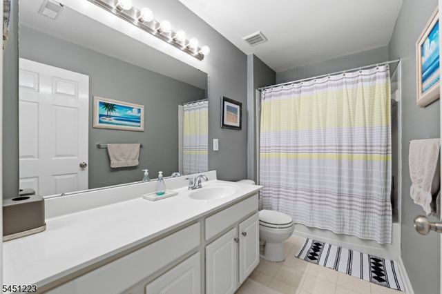 51 Oak Leaf Ln, Tinton Falls Boro, NJ 07712