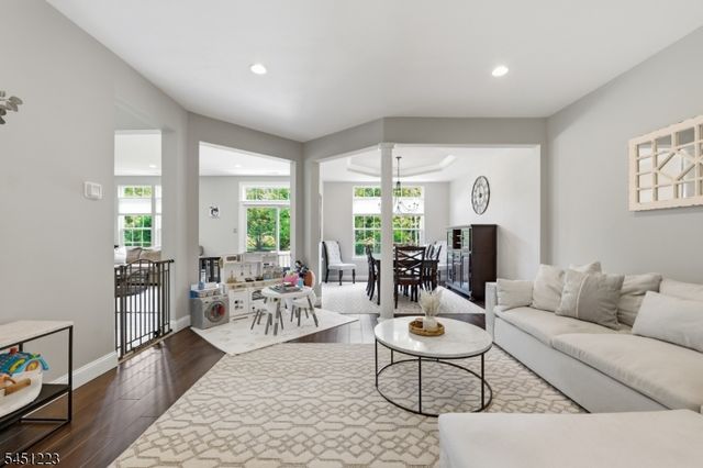 51 Oak Leaf Ln, Tinton Falls Boro, NJ 07712