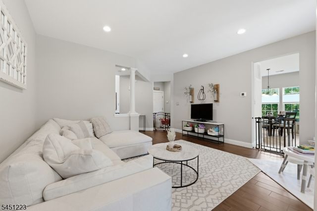51 Oak Leaf Ln, Tinton Falls Boro, NJ 07712