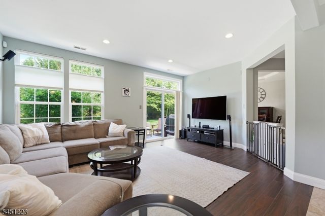 51 Oak Leaf Ln, Tinton Falls Boro, NJ 07712