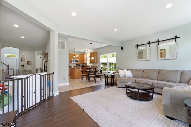 51 Oak Leaf Ln, Tinton Falls Boro, NJ 07712