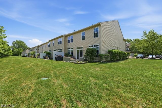 51 Oak Leaf Ln, Tinton Falls Boro, NJ 07712