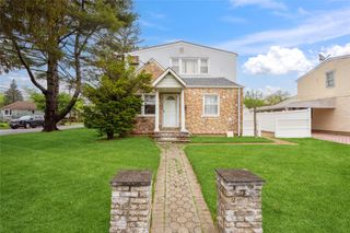 62 Bretton Road, New Hyde Park, NY 11040