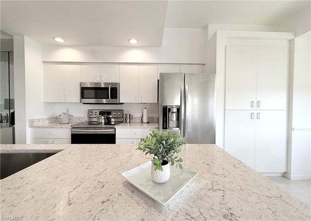8555 Naples Heritage DR 246, Naples, FL 34112