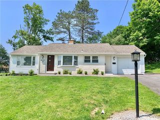 17 Benton Circle, New Hartford, NY 13501